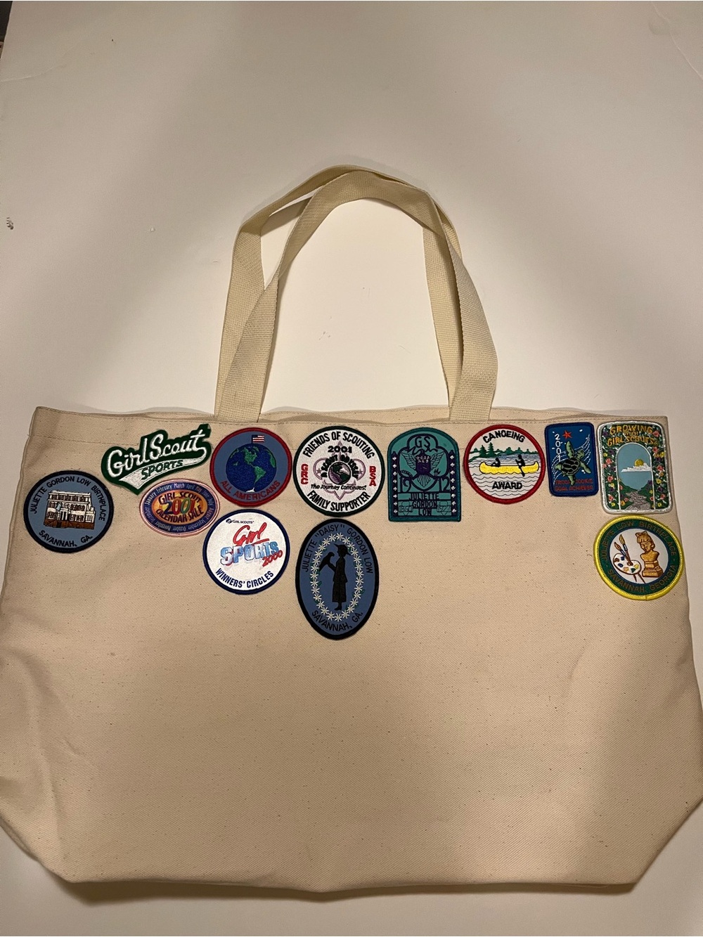 GIRL SCOUTS CANVAS TOTE BAG w/ ASSORTED PATCHES.